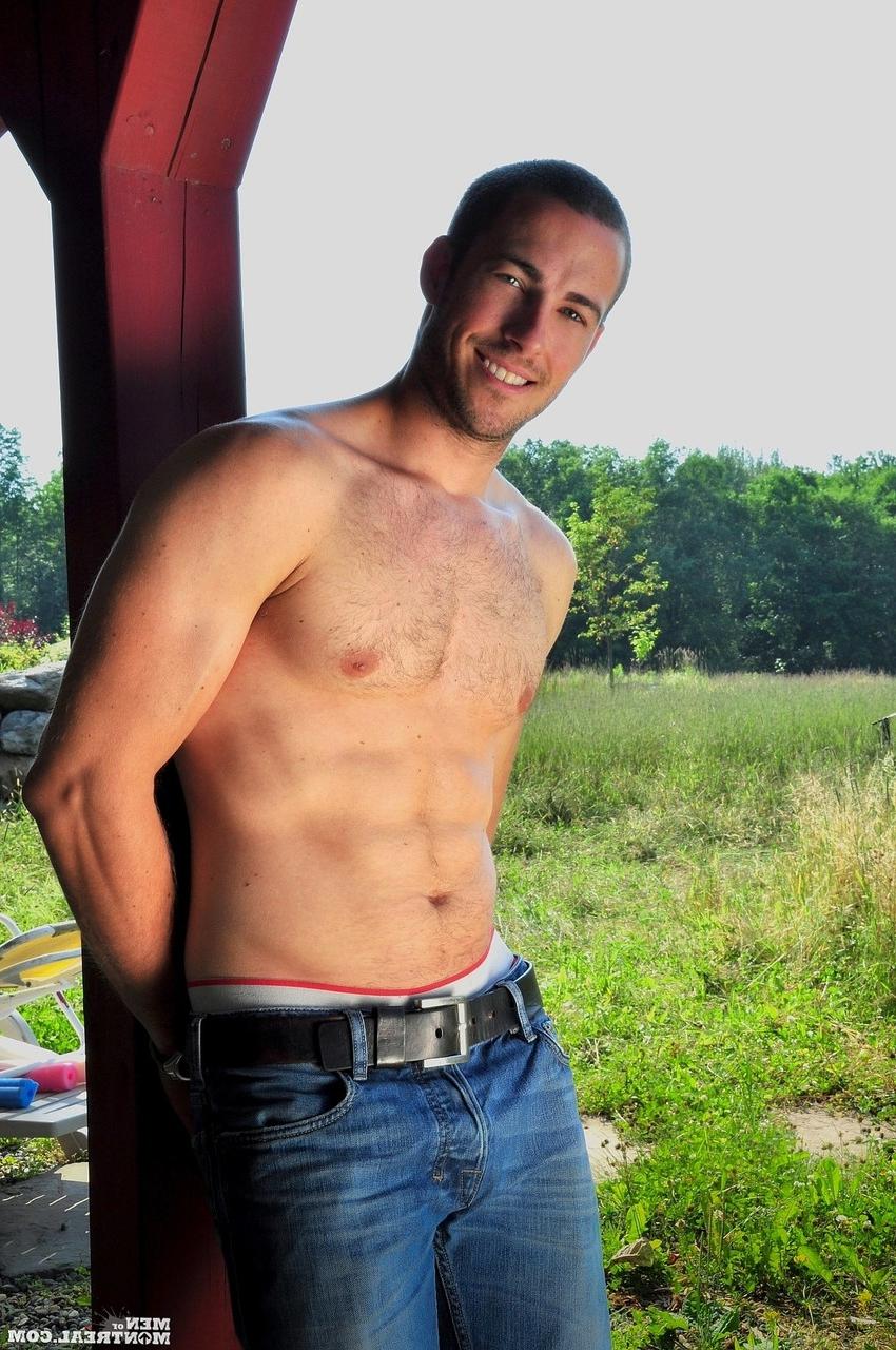 15P O amador gay fofo Alexi Auclair mostra seu corpo e brinca com seu pau ao ar livre