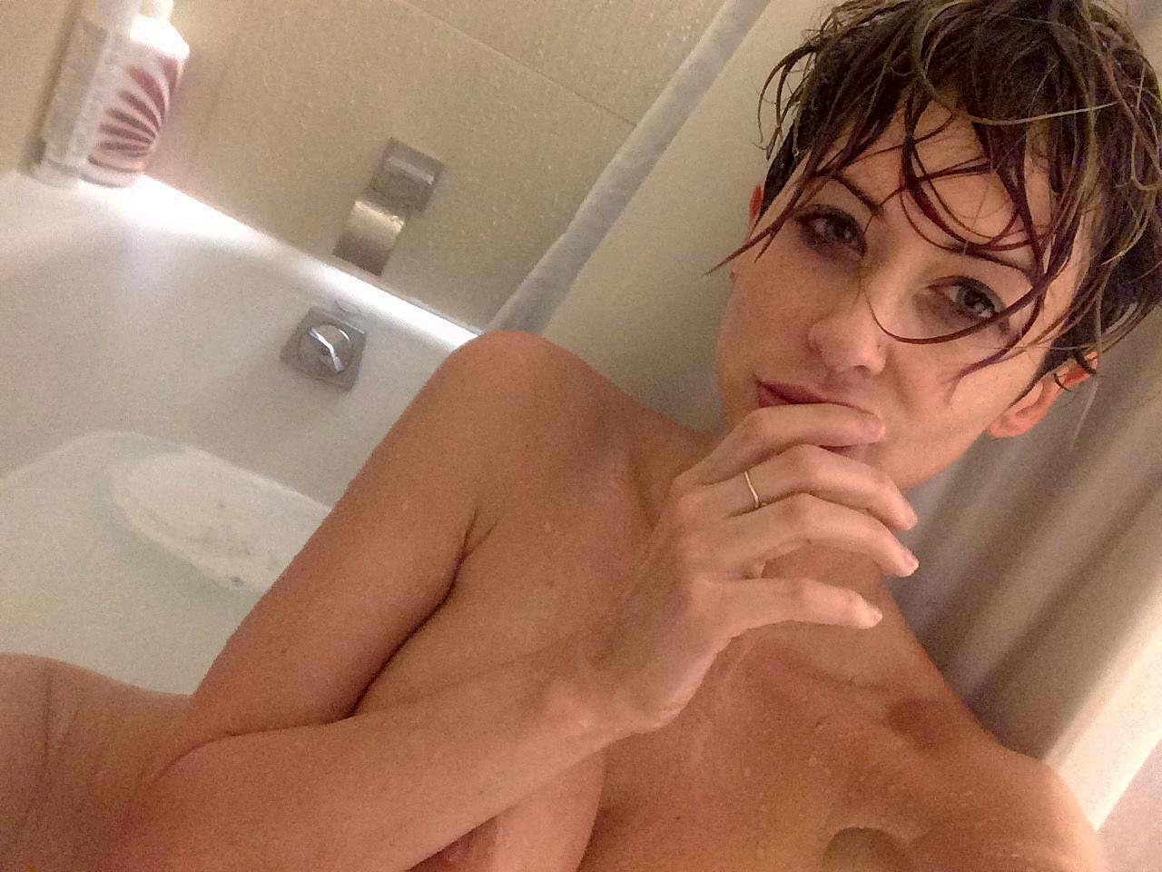 15P Американка Emily Addison дразнит своей большой грудью во время принятия душа