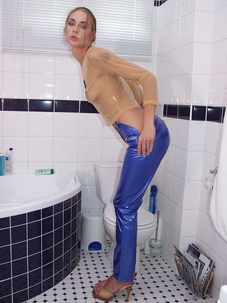 20P Adolescente amador magro dá um belo pau e faz um enorme tratamento facial no banheiro