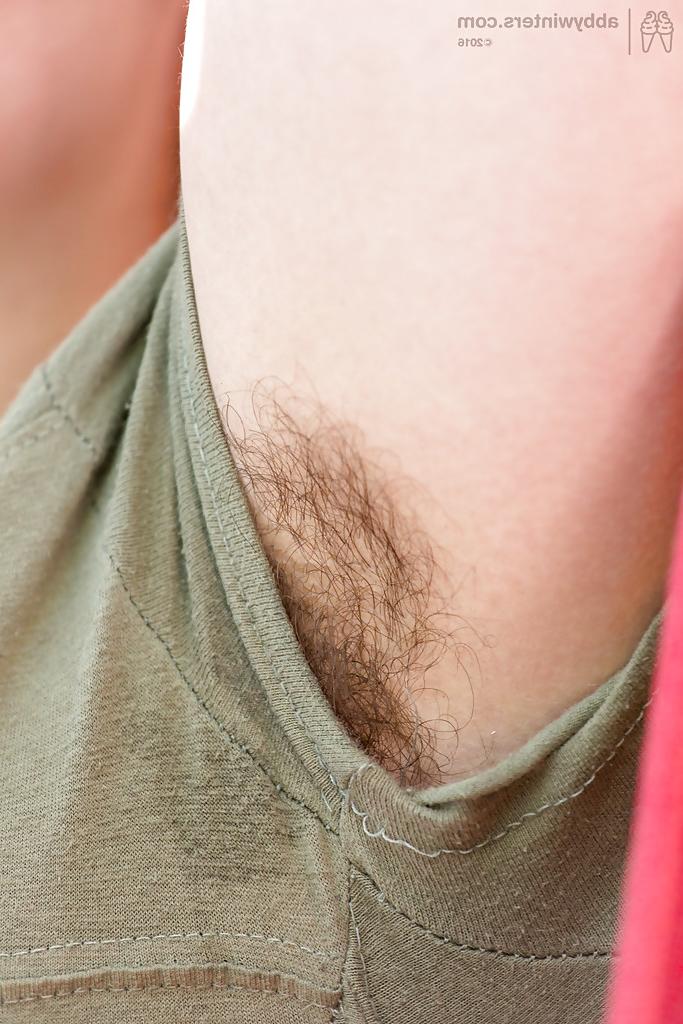 16P Chica solitaria amateur con sobrepeso mostrando axilas peludas y castor al aire libre