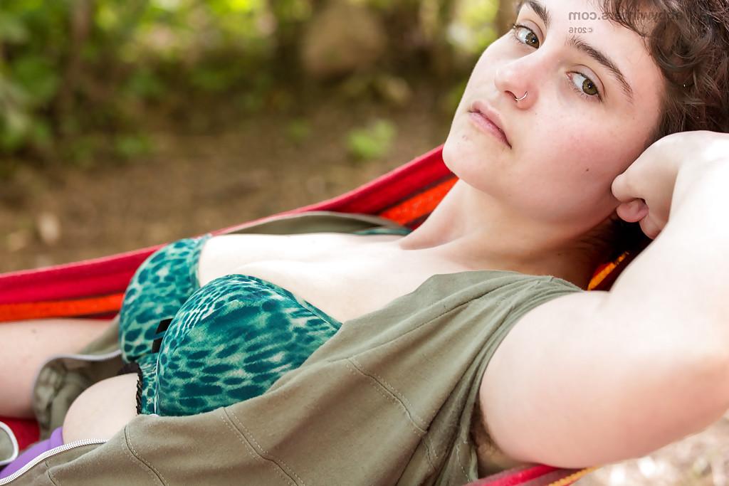 16P Chica solitaria amateur con sobrepeso mostrando axilas peludas y castor al aire libre