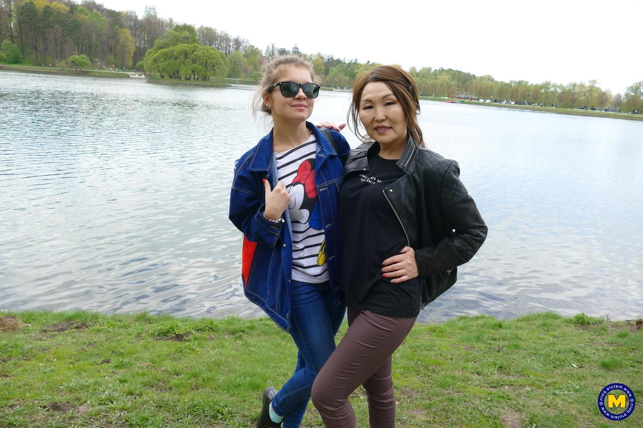 20P Die asiatische MILF Lady Mongolia und die Teenagerin Renata Fox posieren gemeinsam am Fluss