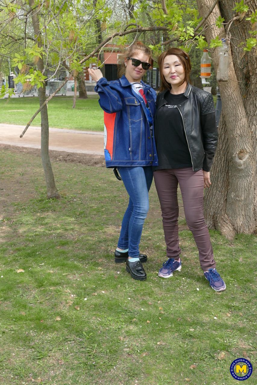 20P Die asiatische MILF Lady Mongolia und die Teenagerin Renata Fox posieren gemeinsam am Fluss