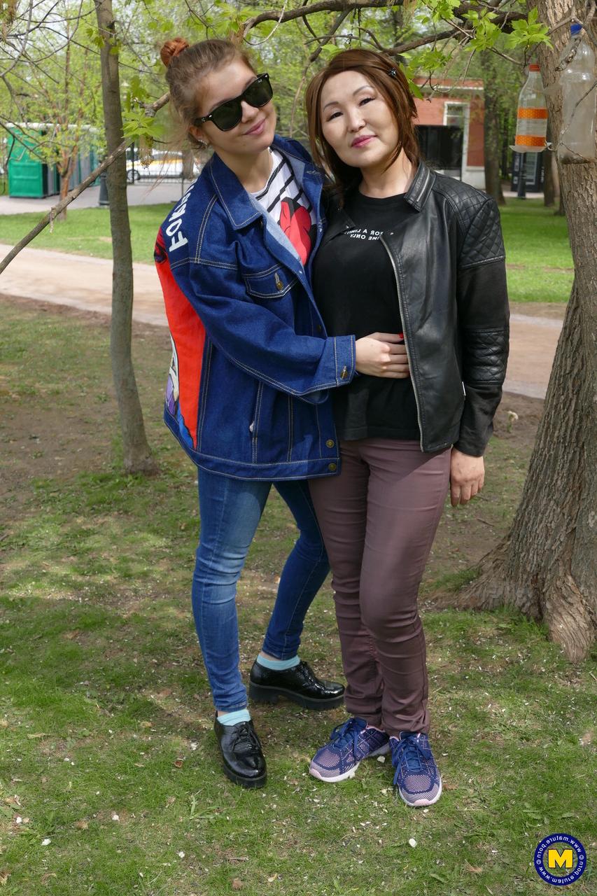 20P Die asiatische MILF Lady Mongolia und die Teenagerin Renata Fox posieren gemeinsam am Fluss