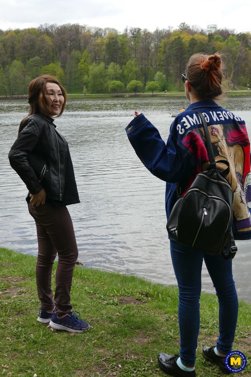 20P Die asiatische MILF Lady Mongolia und die Teenagerin Renata Fox posieren gemeinsam am Fluss