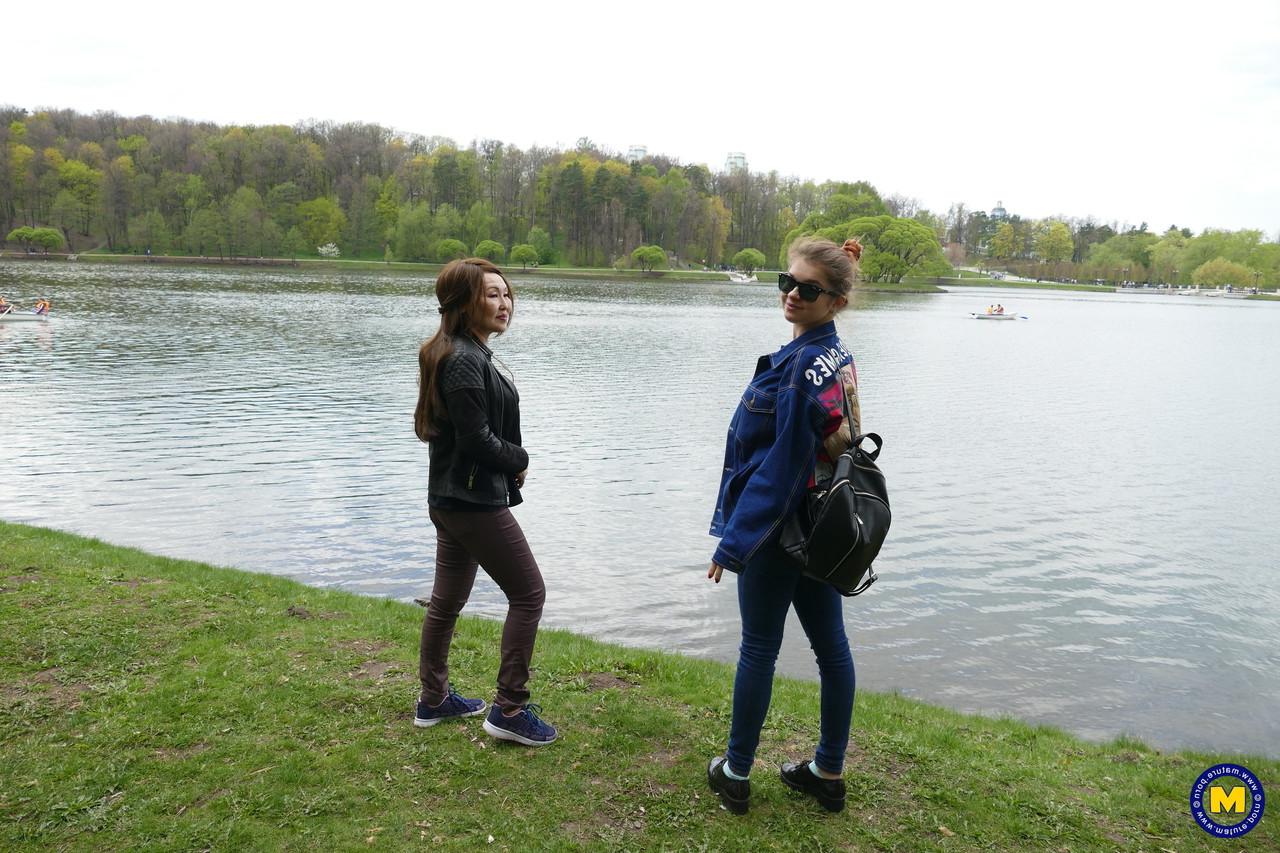 20P Die asiatische MILF Lady Mongolia und die Teenagerin Renata Fox posieren gemeinsam am Fluss