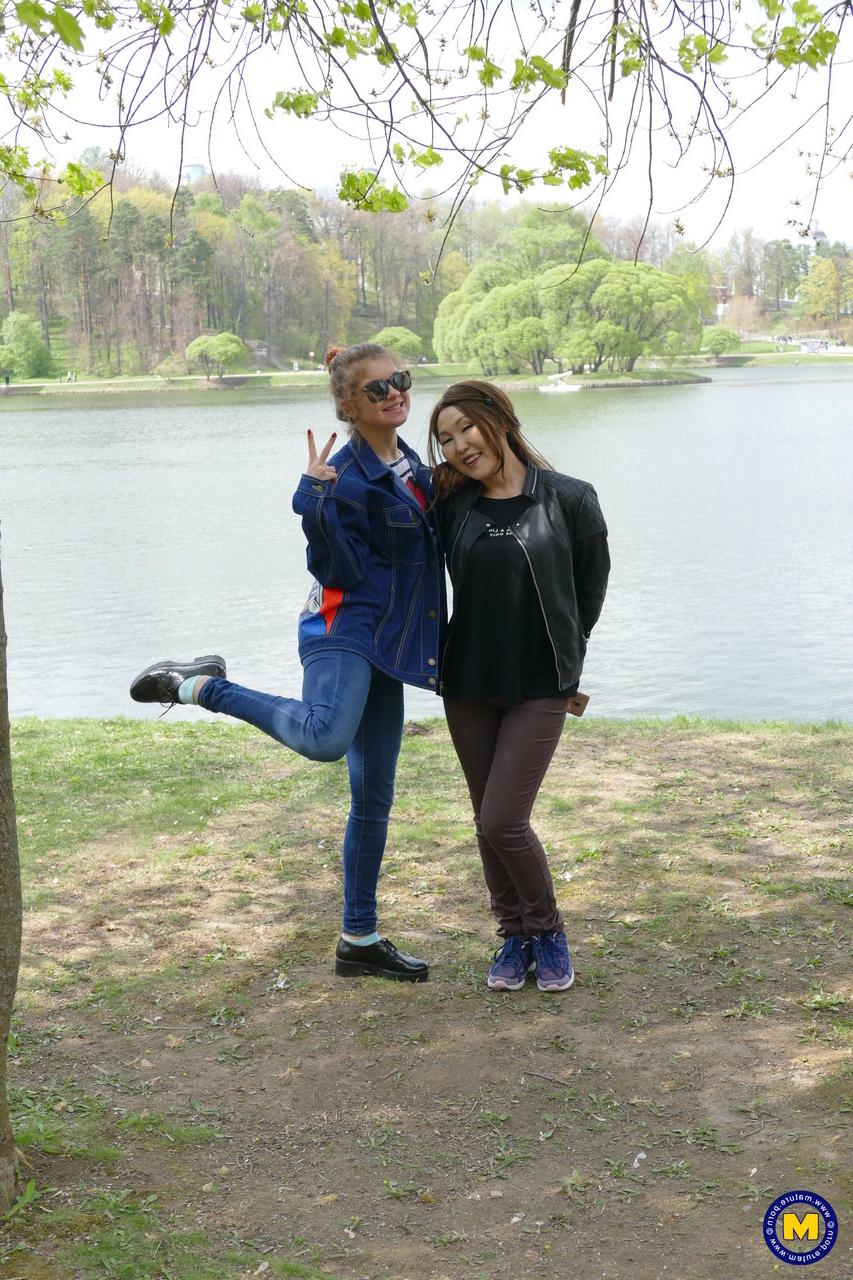 20P Die asiatische MILF Lady Mongolia und die Teenagerin Renata Fox posieren gemeinsam am Fluss