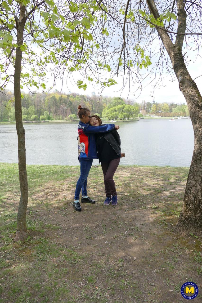 20P Die asiatische MILF Lady Mongolia und die Teenagerin Renata Fox posieren gemeinsam am Fluss