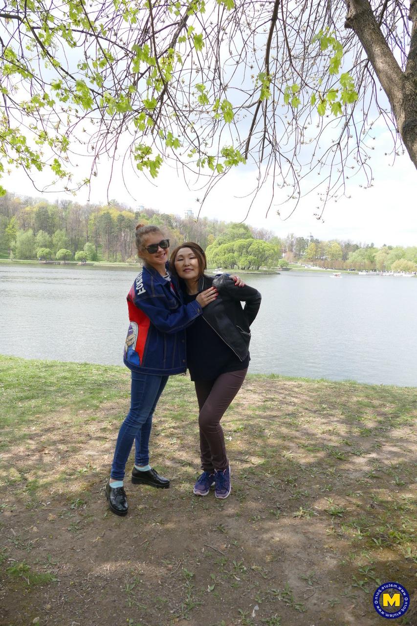 20P Die asiatische MILF Lady Mongolia und die Teenagerin Renata Fox posieren gemeinsam am Fluss