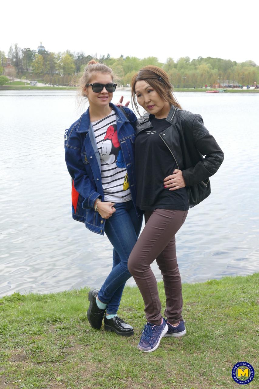 20P Die asiatische MILF Lady Mongolia und die Teenagerin Renata Fox posieren gemeinsam am Fluss