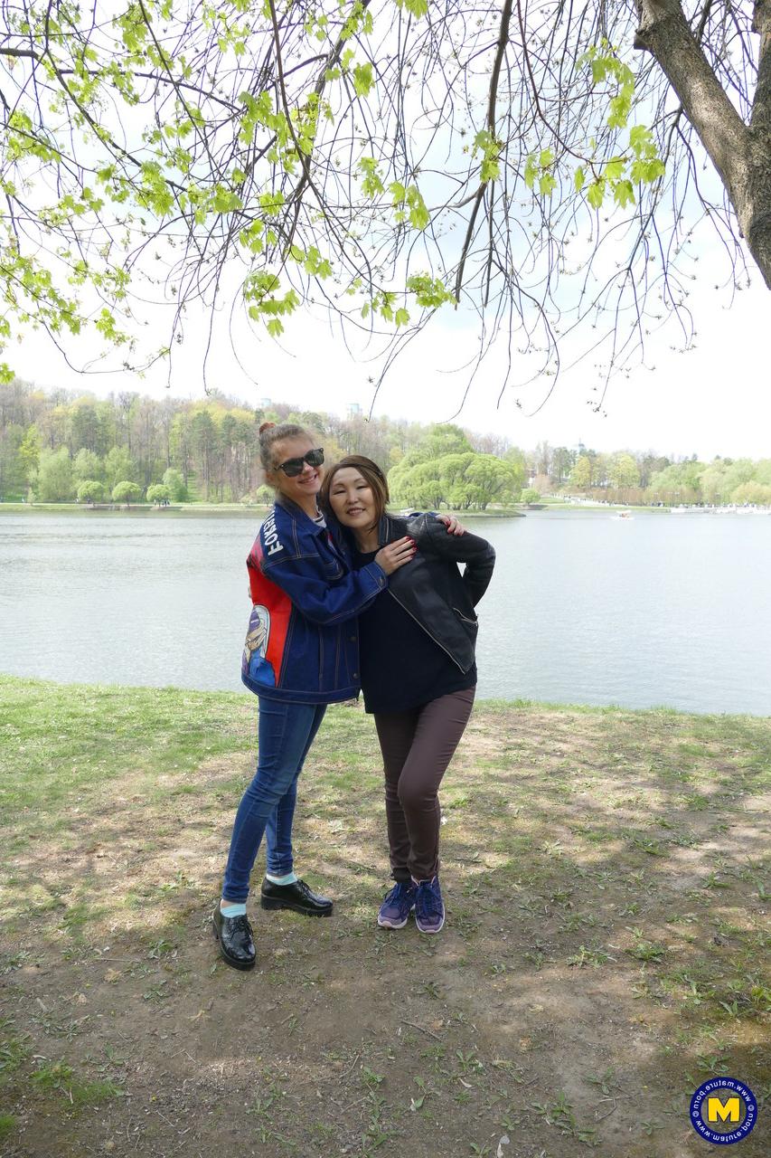 20P Die asiatische MILF Lady Mongolia und die Teenagerin Renata Fox posieren gemeinsam am Fluss