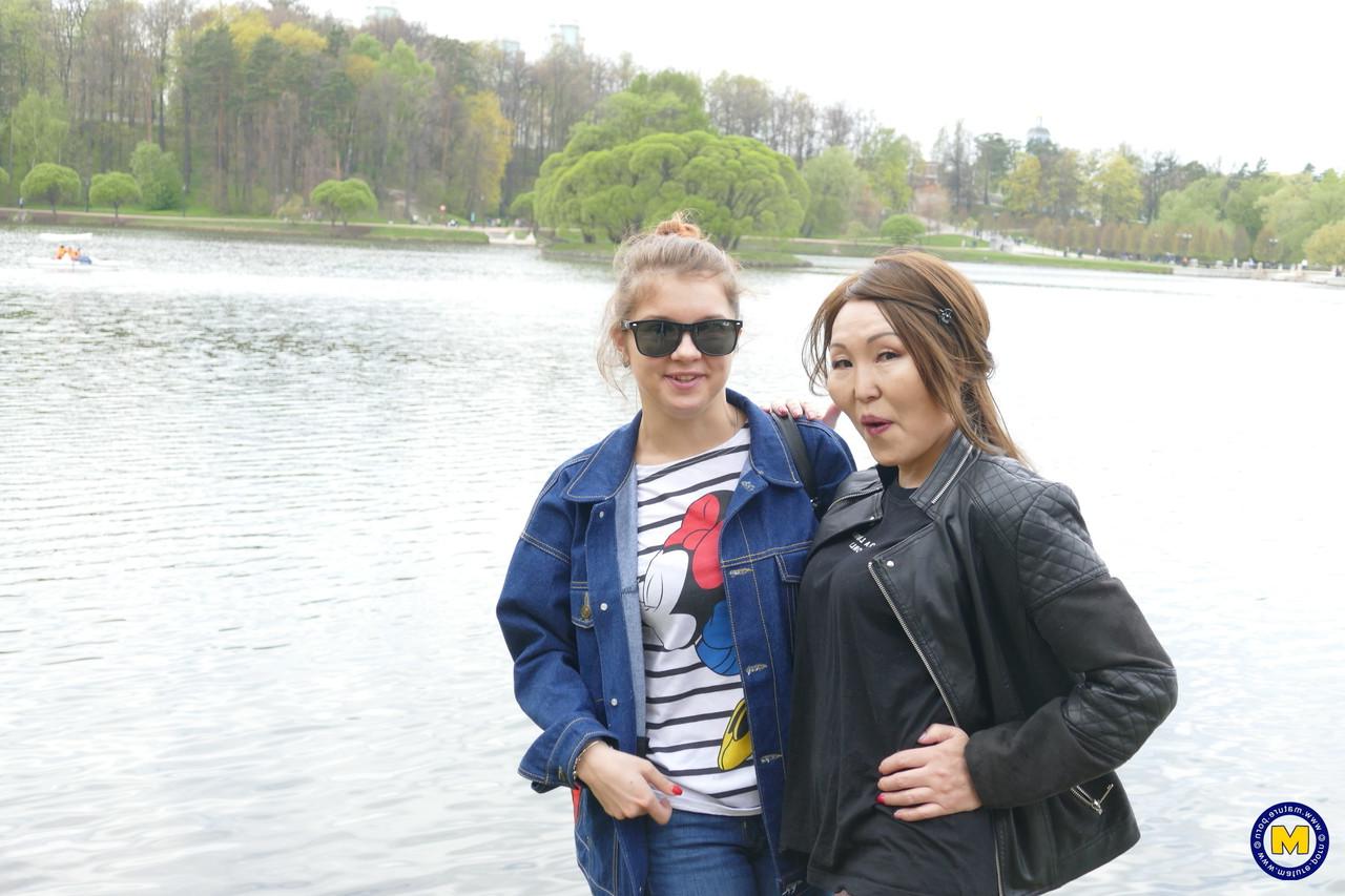20P Die asiatische MILF Lady Mongolia und die Teenagerin Renata Fox posieren gemeinsam am Fluss