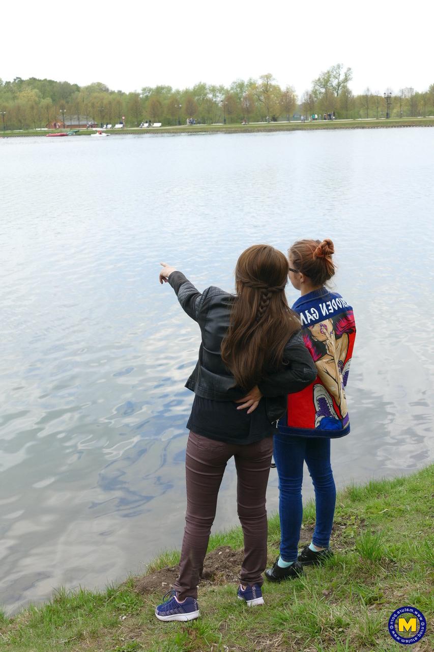 20P Die asiatische MILF Lady Mongolia und die Teenagerin Renata Fox posieren gemeinsam am Fluss