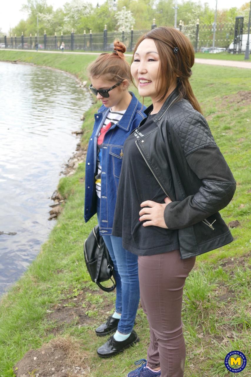 20P Die asiatische MILF Lady Mongolia und die Teenagerin Renata Fox posieren gemeinsam am Fluss