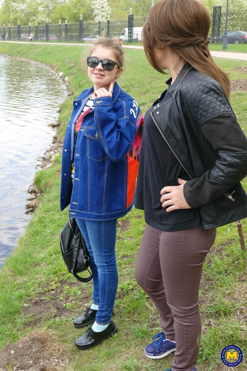 20P Die asiatische MILF Lady Mongolia und die Teenagerin Renata Fox posieren gemeinsam am Fluss