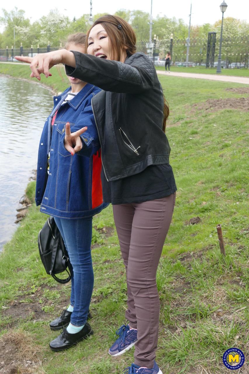 20P Die asiatische MILF Lady Mongolia und die Teenagerin Renata Fox posieren gemeinsam am Fluss