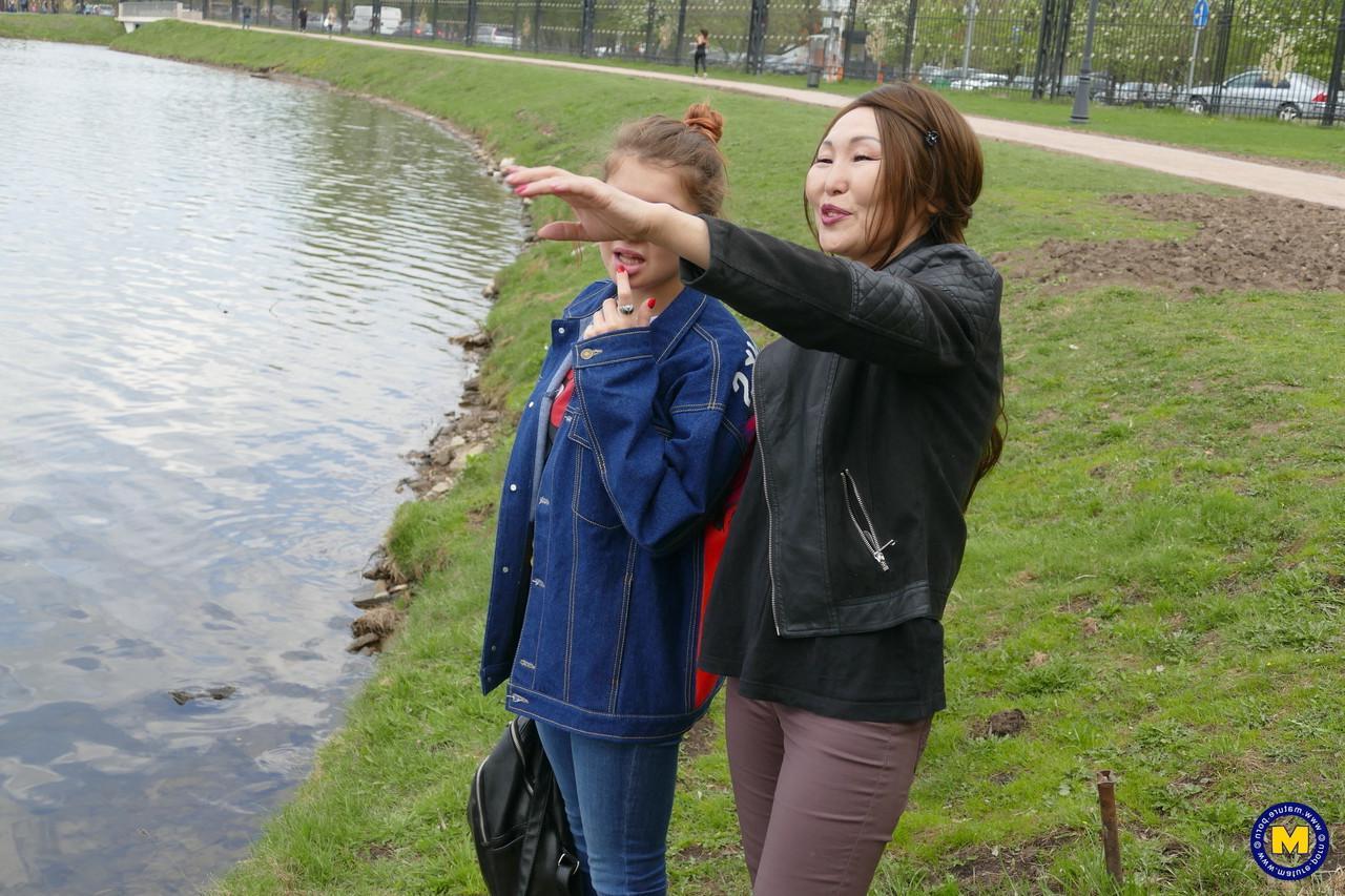 20P Die asiatische MILF Lady Mongolia und die Teenagerin Renata Fox posieren gemeinsam am Fluss