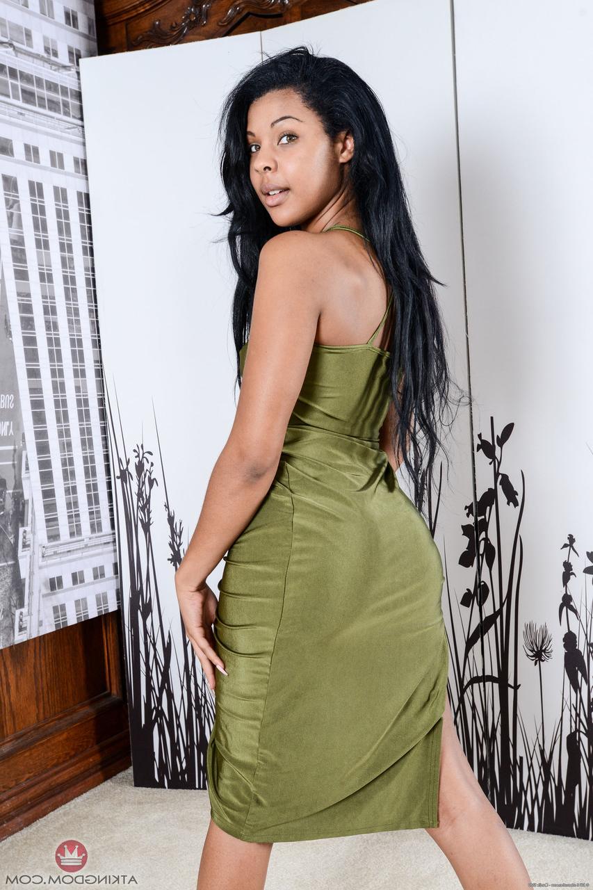 20P Zoey Reyes, jeune amateur exotique, révèle ses jolis seins et sa chatte en chocolat.