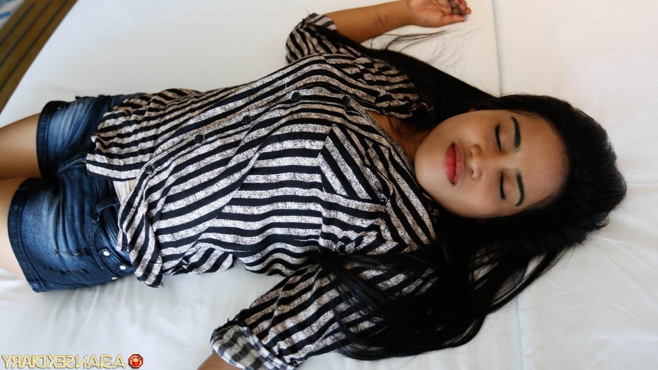 20P La petite beauté asiatique Icha se fait étirer son manchon poilu lors d'une séance de baise en POV