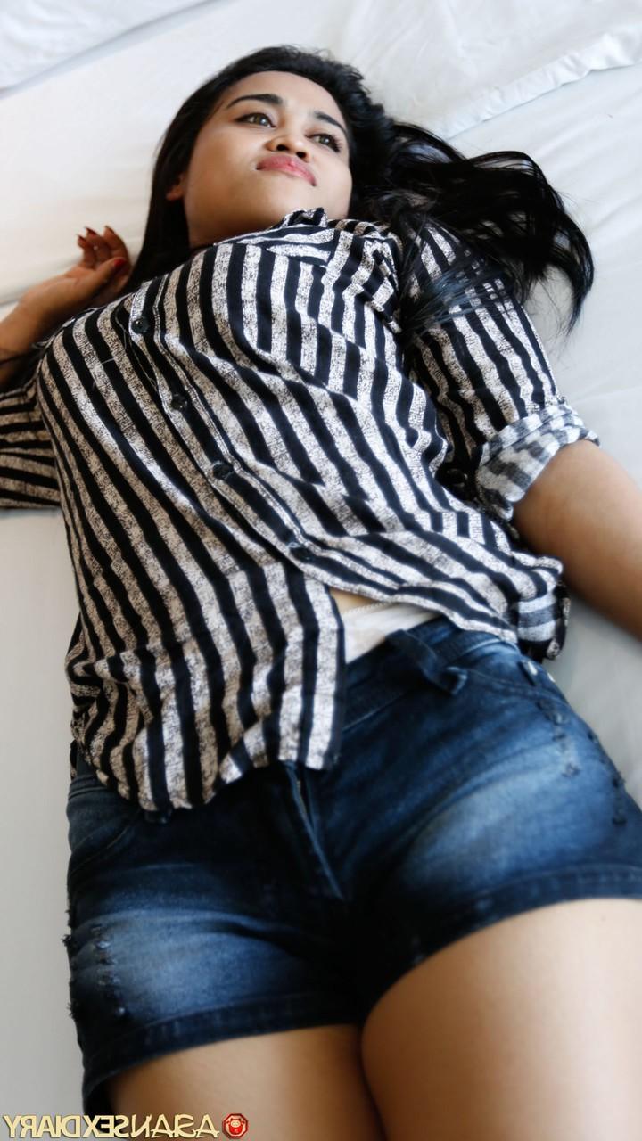 20P La petite beauté asiatique Icha se fait étirer son manchon poilu lors d'une séance de baise en POV