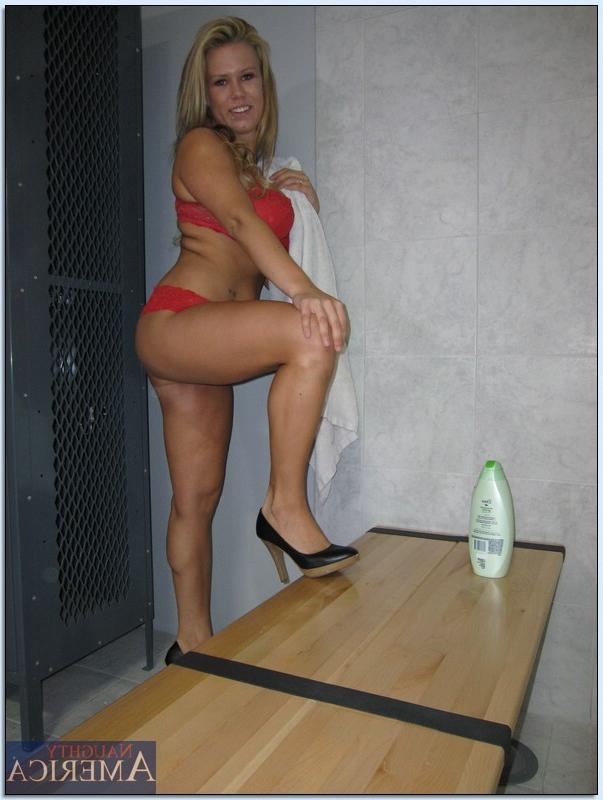 17P KC Kelly, blonde mature et sale, écarte les jambes pour une longue bite dans les vestiaires.