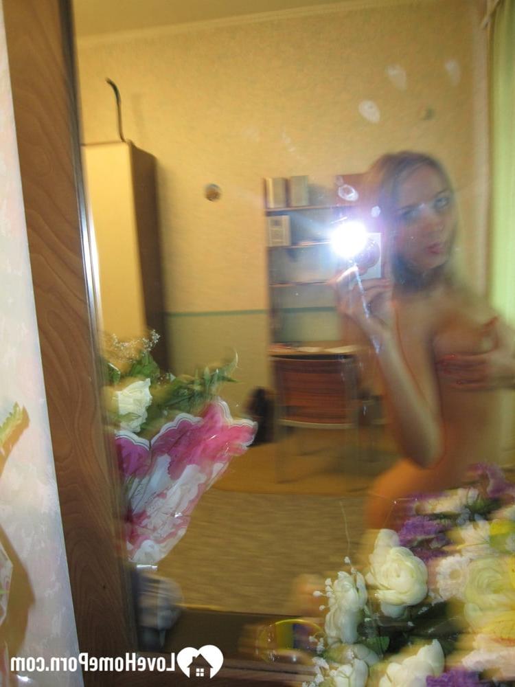 16P Beauté pulpeuse posant de manière provocante, nue devant le miroir.