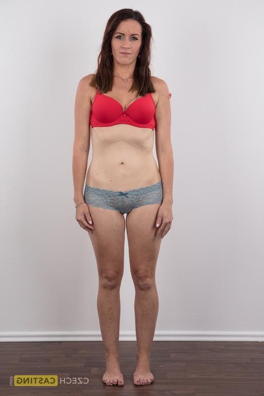 20P Mãe tcheca abandona vestido vermelho e calcinha para fazer sua estreia posando nua