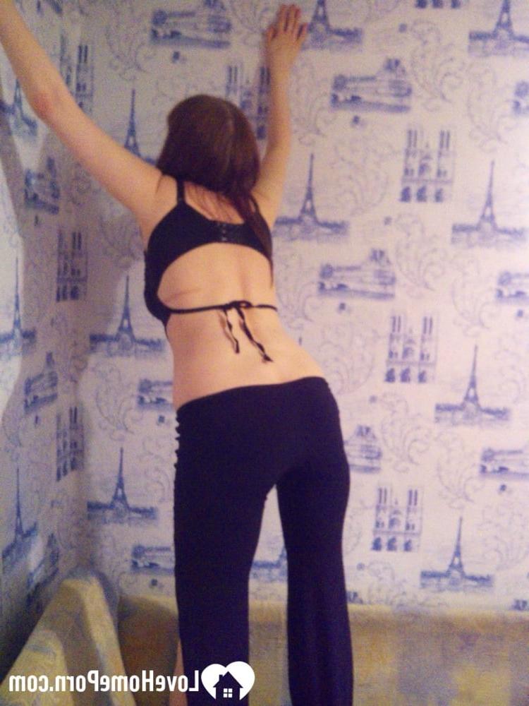 20P Amateur-MILF zieht ihr heißes Outfit aus, um ihre großen Brüste zu präsentieren und nackt zu posieren