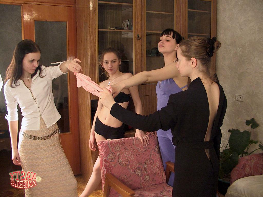 20P Süße europäische Teenager ziehen sich aus und spielen in einem lesbischen Vierer