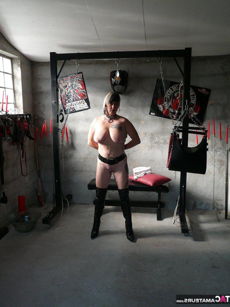 20P Die Amateur-Schmerzschlampe Mary Bitch gibt einen Blowjob, während sie ihre Brustwarzen festklemmt