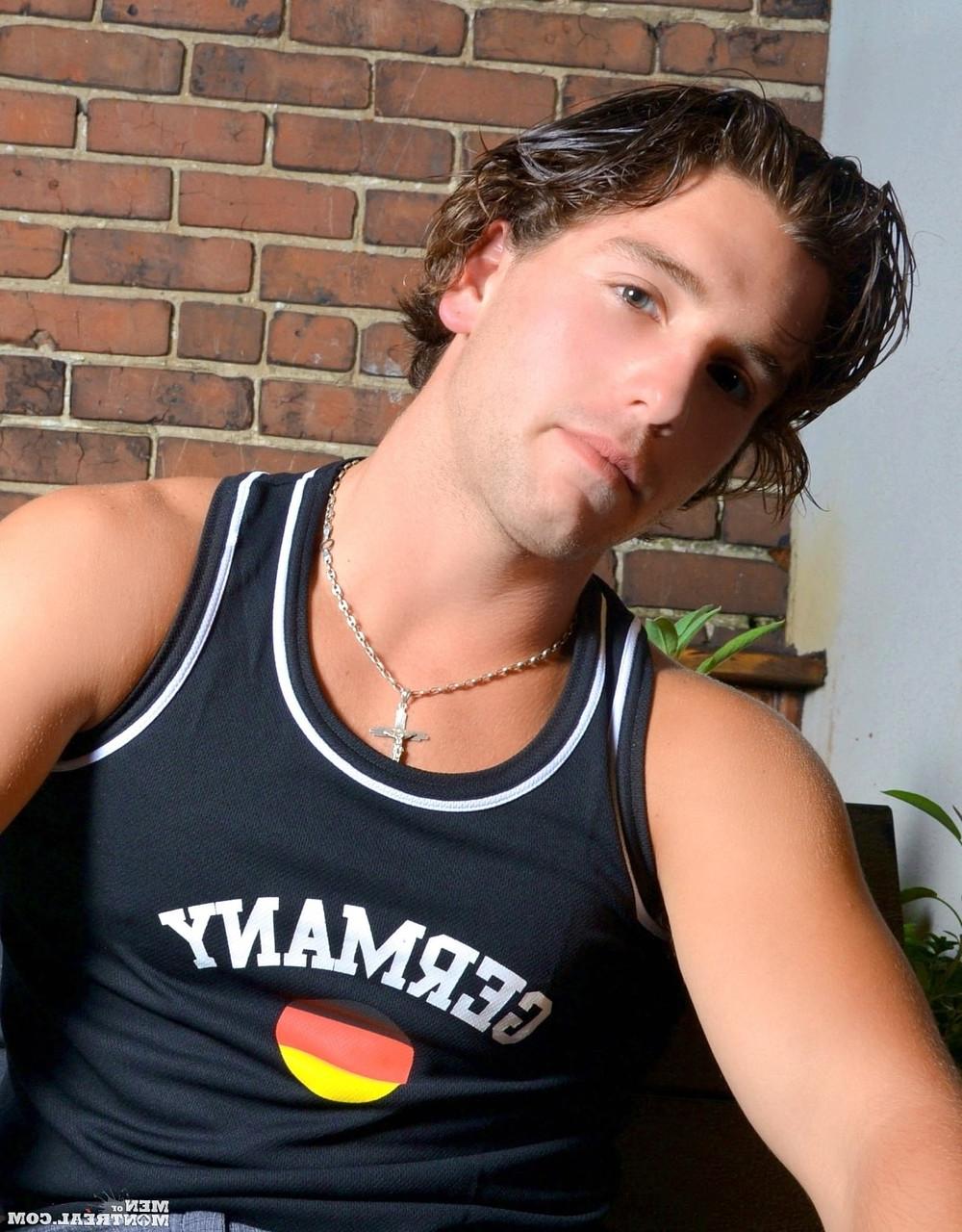 15P Le gay chaud Kalvin Gold montre sa bite dressée et suceuse et son cul bombé