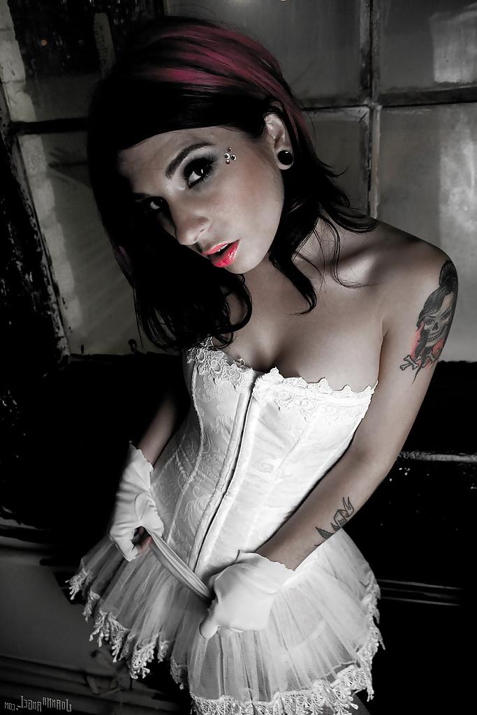 16P Amateur-Milf-Babe mit sexy Tattoos Joanna Angel zeigt sich in Dessous