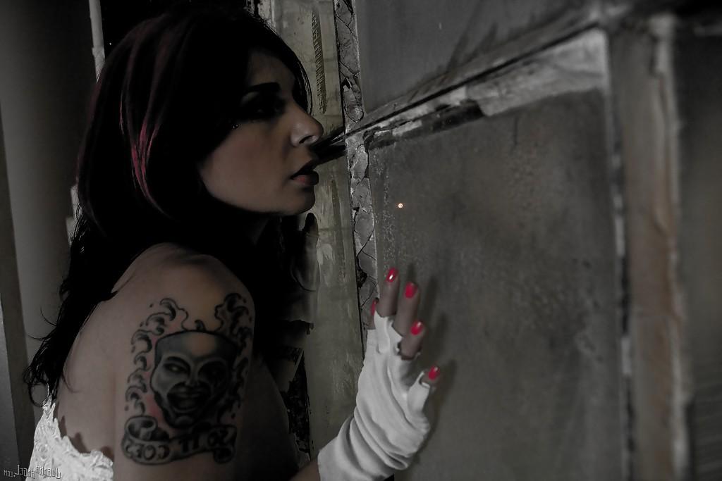 16P Amateur-Milf-Babe mit sexy Tattoos Joanna Angel zeigt sich in Dessous