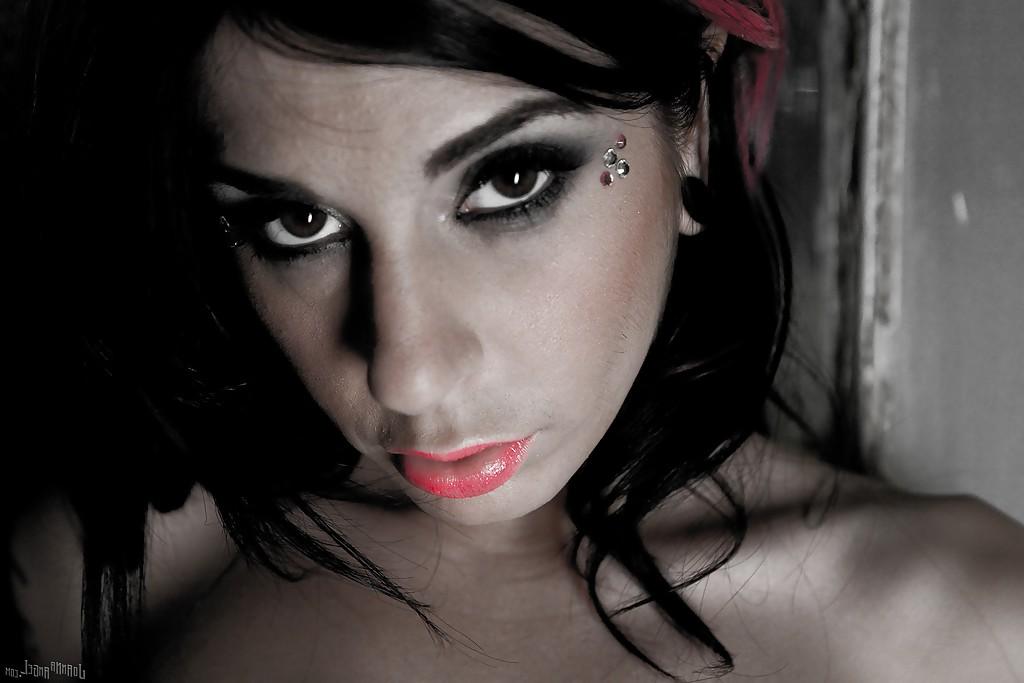 16P Amateur-Milf-Babe mit sexy Tattoos Joanna Angel zeigt sich in Dessous