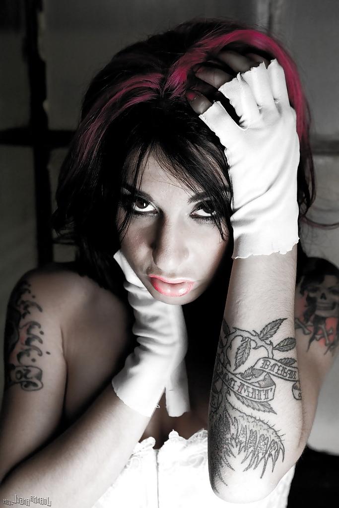 16P Amateur-Milf-Babe mit sexy Tattoos Joanna Angel zeigt sich in Dessous
