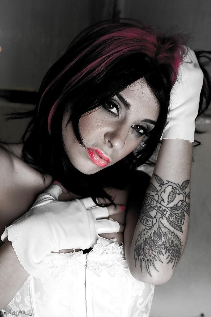 16P Amateur-Milf-Babe mit sexy Tattoos Joanna Angel zeigt sich in Dessous
