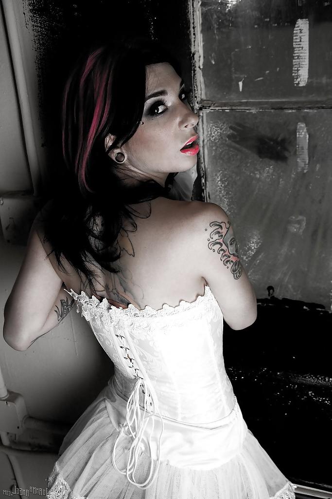 16P Amateur-Milf-Babe mit sexy Tattoos Joanna Angel zeigt sich in Dessous