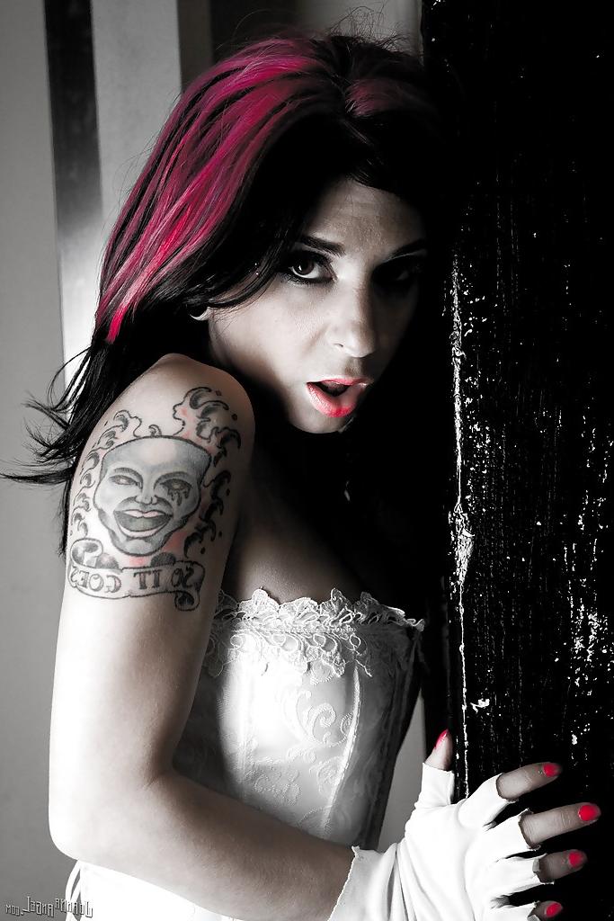 16P Amateur-Milf-Babe mit sexy Tattoos Joanna Angel zeigt sich in Dessous