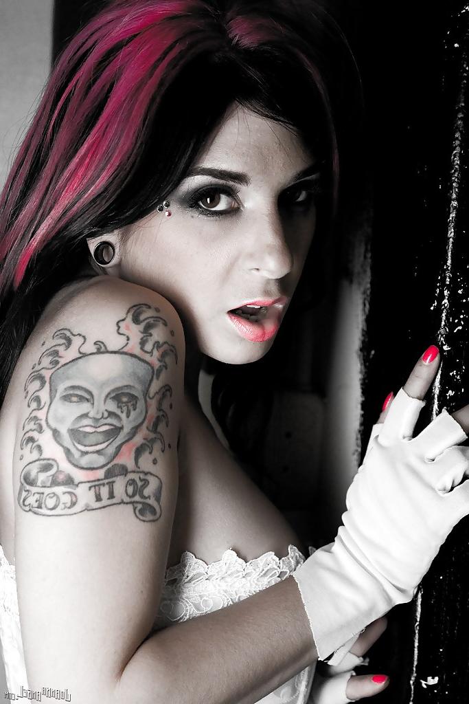 16P Amateur-Milf-Babe mit sexy Tattoos Joanna Angel zeigt sich in Dessous