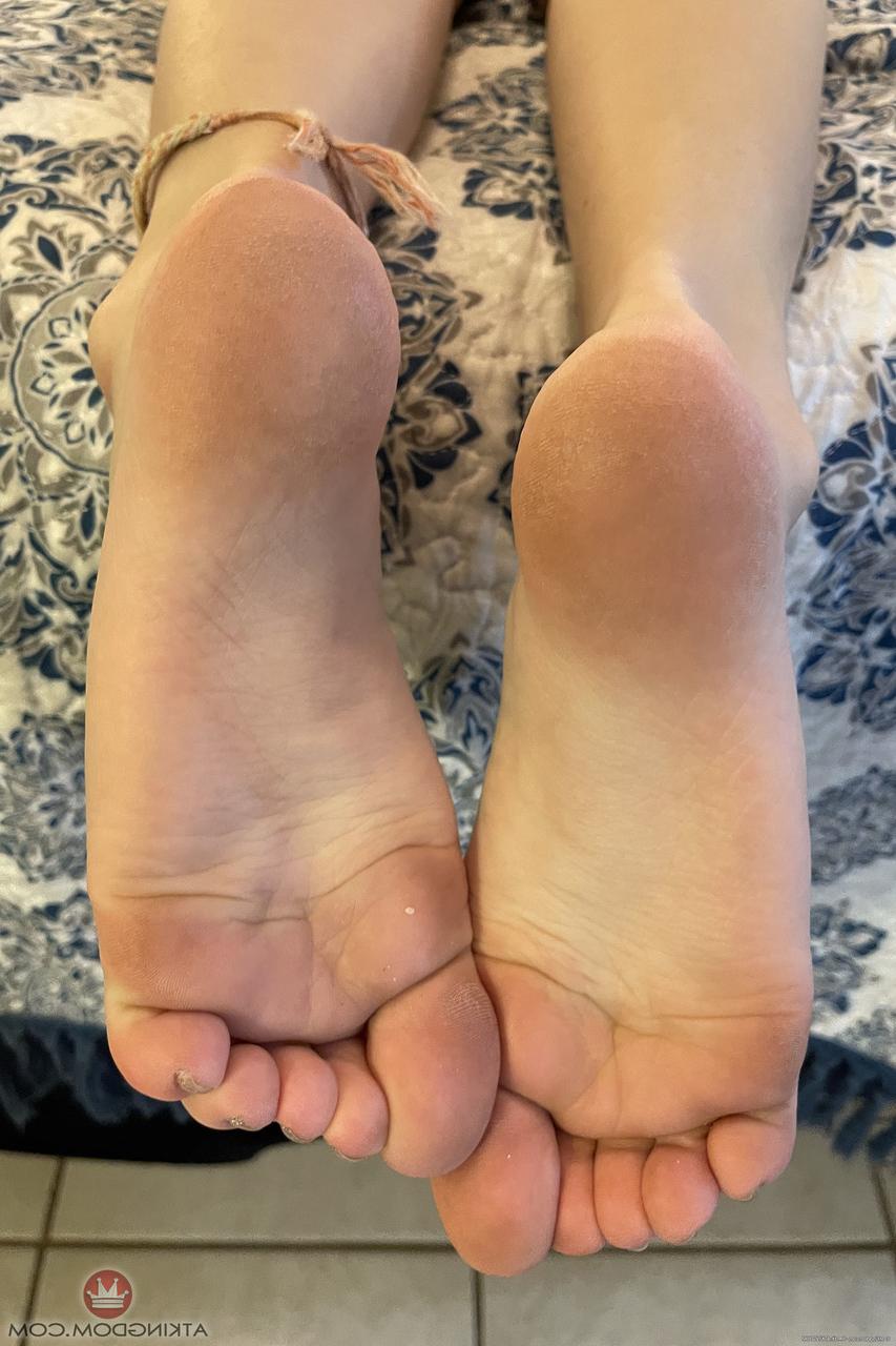 20P La pequeña y nerd amateur Riley Star hace alarde de sus deliciosos agujeros y pies de cerca