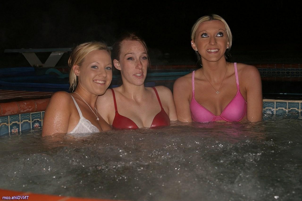 20P Les adolescentes lesbiennes Cari, Nadia et Vanessa se déshabillent et posent nues dans le jacuzzi.