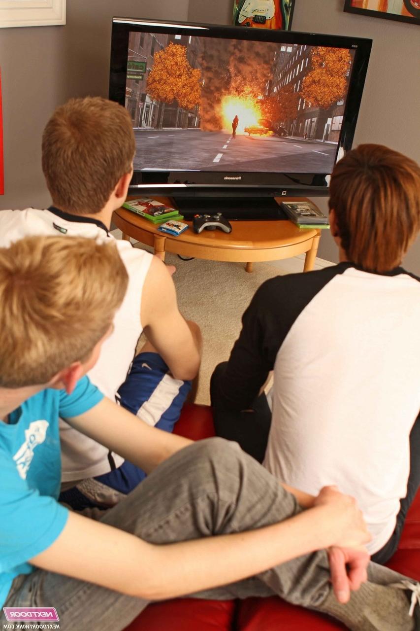 20P Drei perverse schwule Nachbarn ziehen sich bei einem Dreier aus und ficken sich gegenseitig in den Hintern