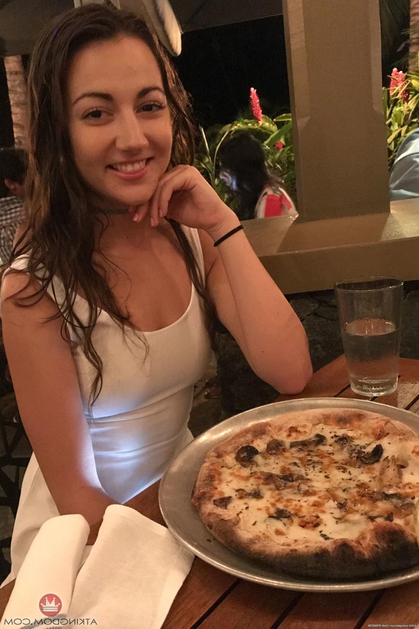 20P A morena amadora Lily Adams brinca com seus peitos pequenos e sua vulva saborosa