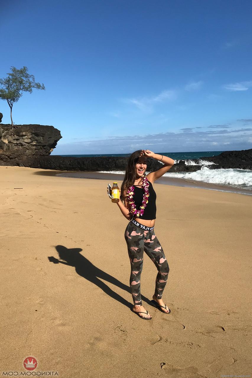 20P A morena amadora Lily Adams brinca com seus peitos pequenos e sua vulva saborosa