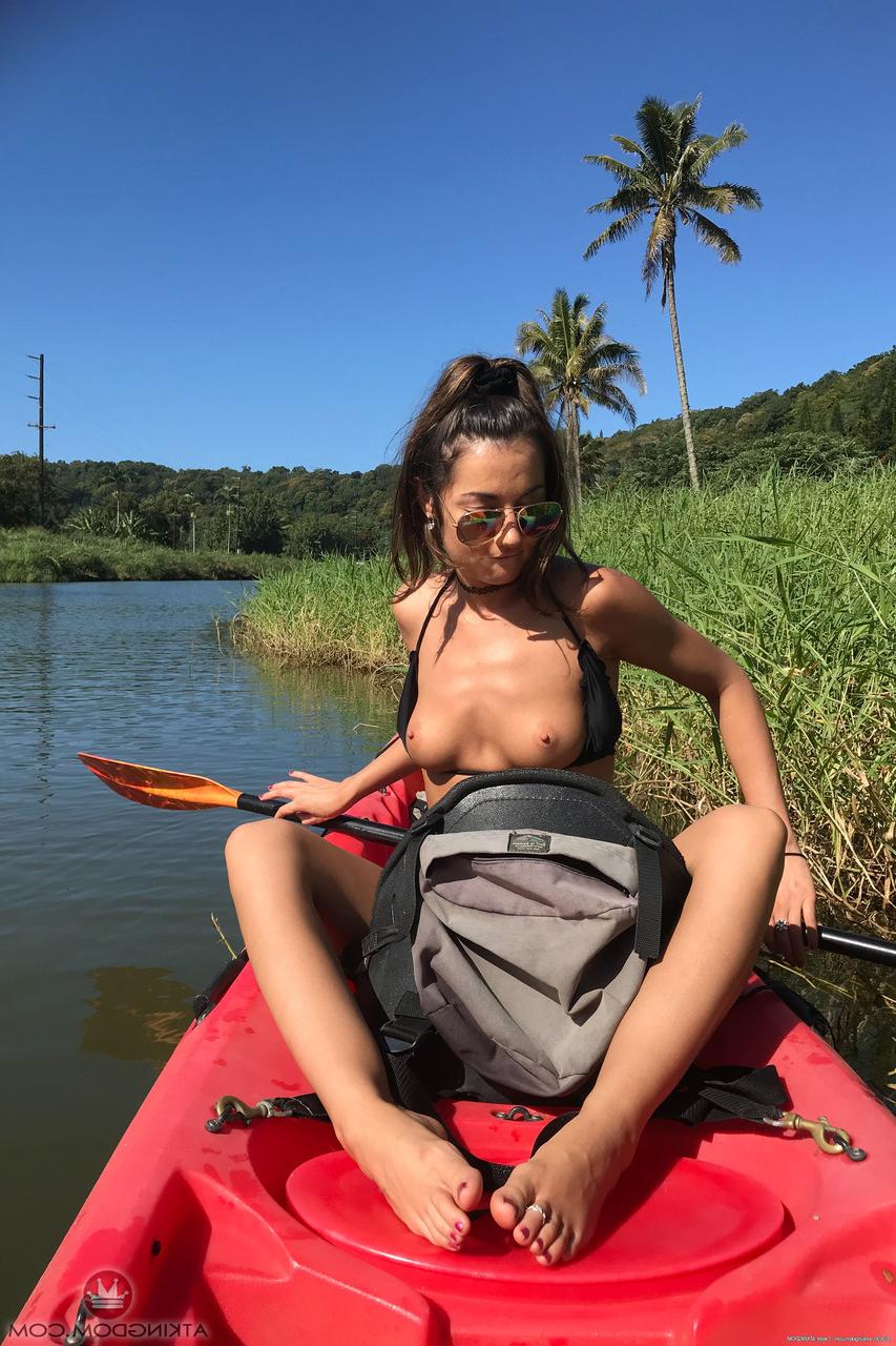 20P A morena amadora Lily Adams brinca com seus peitos pequenos e sua vulva saborosa