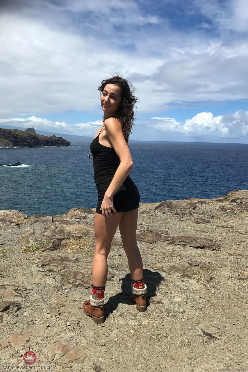20P A morena amadora Lily Adams brinca com seus peitos pequenos e sua vulva saborosa