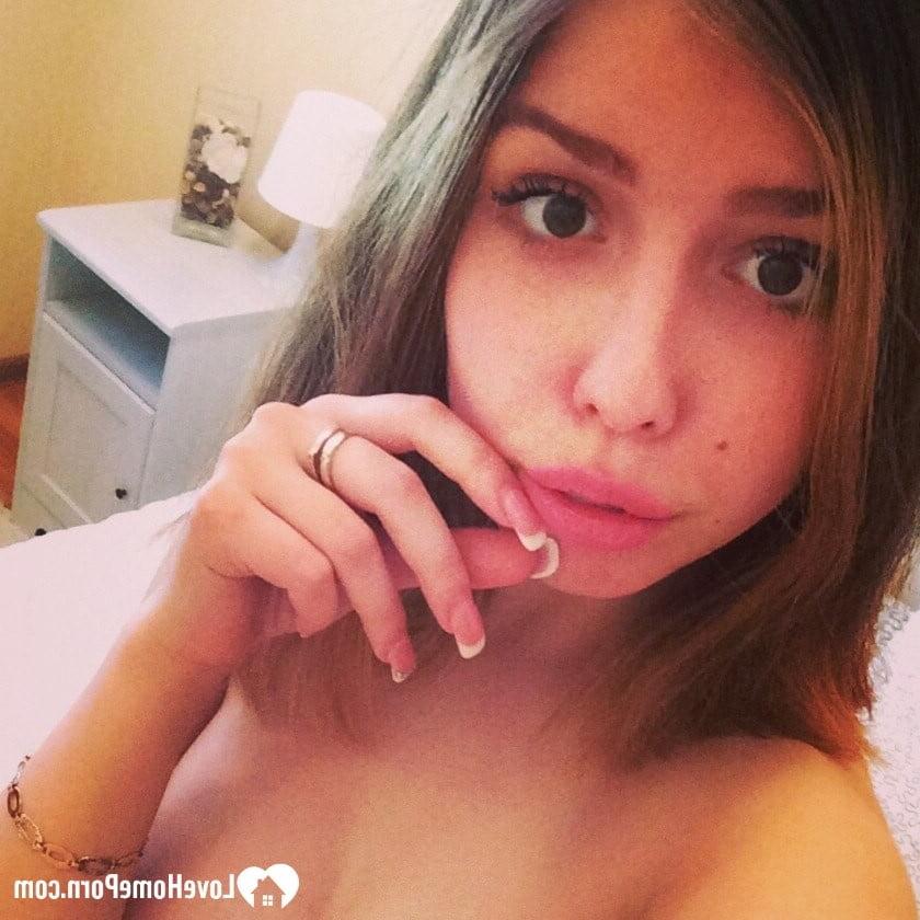 20P Une mignonne amateur aux seins percés exhibe son cul incroyable sur son lit.