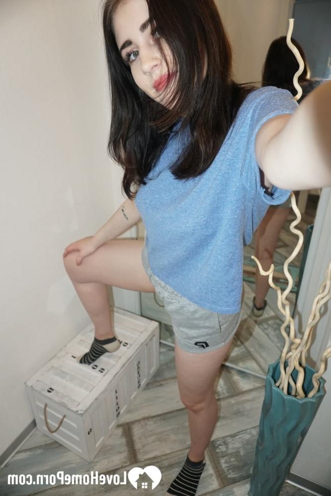 20P Fofa de cabelos escuros posando nua e em sua lingerie sexy em um solo