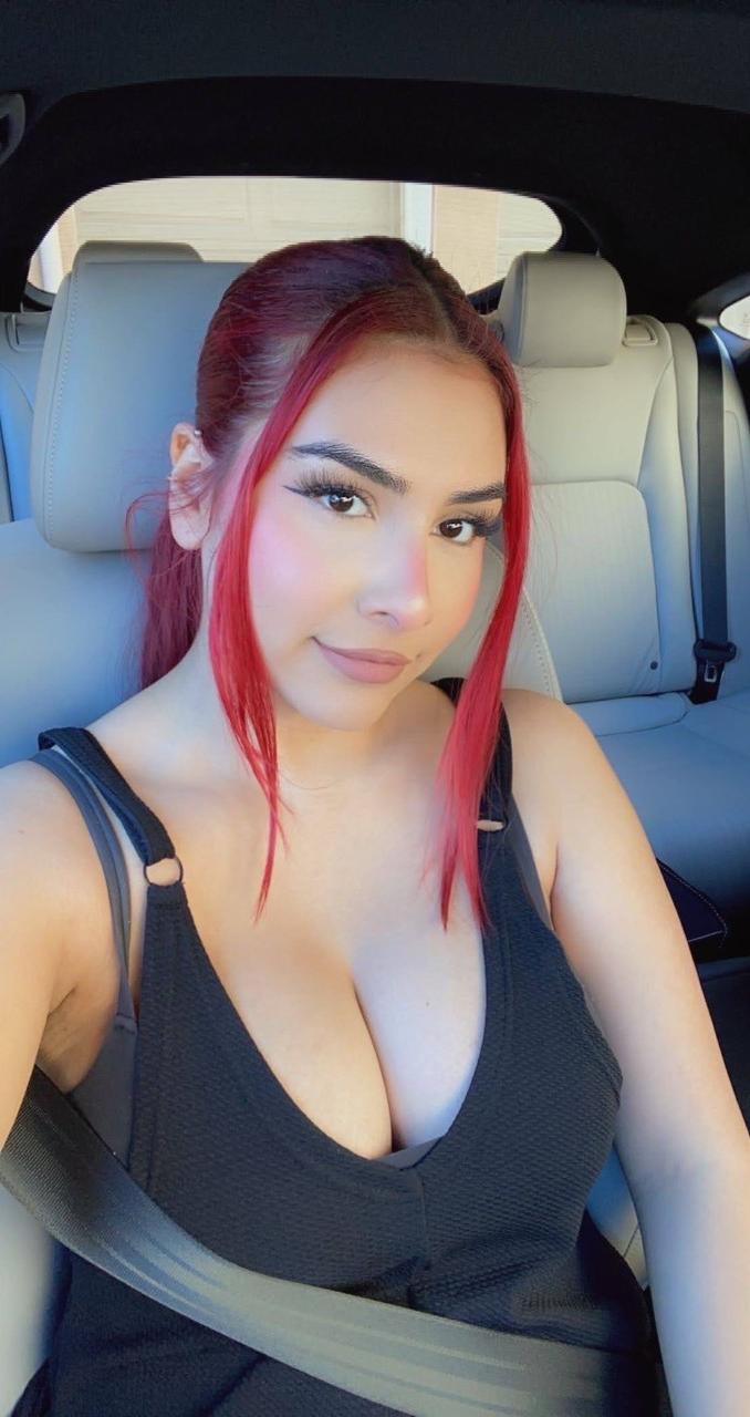 19P Caliente amateur latina angel muestra sus grandes tetas naturales con pezones perforados