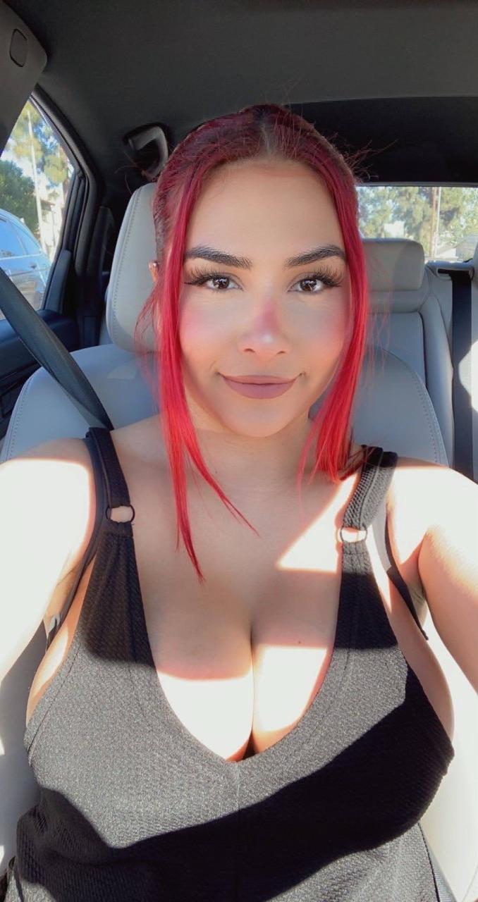 19P Caliente amateur latina angel muestra sus grandes tetas naturales con pezones perforados